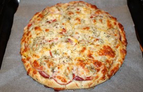 Пицца с колбасой - фото №7