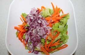 Салат с шампиньонами и свежими овощами - фото №5