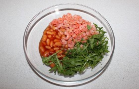 Салат с креветками, фасолью и рукколой - фото №2