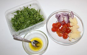 Салат из рукколы с сыром и черри - фото №2