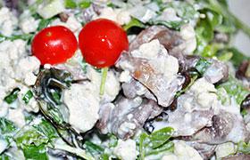Зеленый салат с шампиньонами и голубым сыром