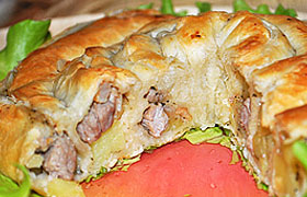 Пирог-улитка с мясом и картофелем