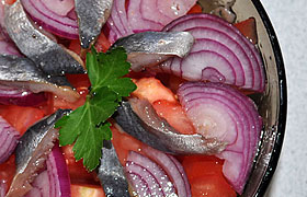 Салат из помидоров с анчоусами и луком
