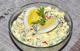 Салат из огурцов с яйцами
