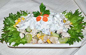 Салат из курицы с огурцом, кукурузой и йогуртом