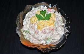 Куриный салат с фасолью, помидорами и сыром