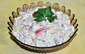 Салат из копченой рыбы с картофелем и оливками