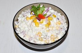Салат с копченой курицей, рисом и кукурузой