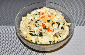 Салат из консервированной рыбы с морковью и яйцом