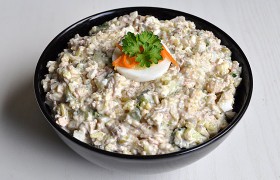 Салат с консервированной рыбой, рисом, огурцами