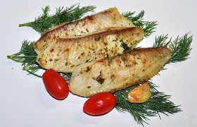 Белая рыба с маслом и специями в духовке