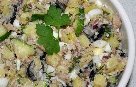 Салат из рыбных консервов с маслинами