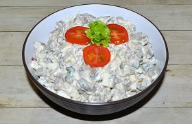 Салат из печени с яйцами и огурцами