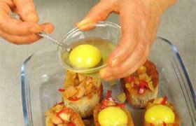 Запеченные яйца в хлебных «стаканчиках» - фото №4