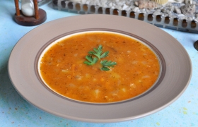 Суп с килькой в томатном соусе и перловкой