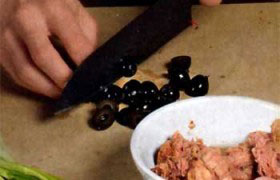 Тарталетки с тунцом, сыром и маслинами - фото №3
