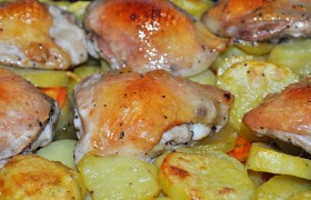 Куриные бедрышки, запеченные с овощами