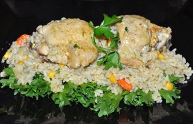 Куриные бедрышки с рисом на сковороде