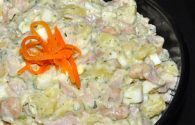 Салат с картофелем, фасолью и копченой курицей